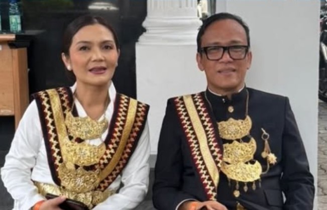 Wamenaker Immanuel Ebenezer beserta istri Silvia Rinita Harefa saat acara Upacara HUT Kemerdekaan RI ke-80 di Istana Negara. [Instagram]